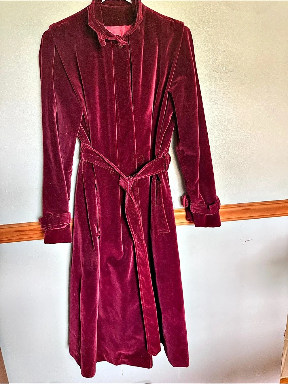 Unbranded Vintage (Manufacturer code WPL 6205 traces to Saxton Hall)
• Era: 1970